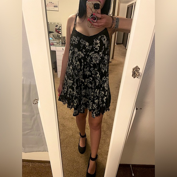 Black and White Dress. - Picture 2 of 5